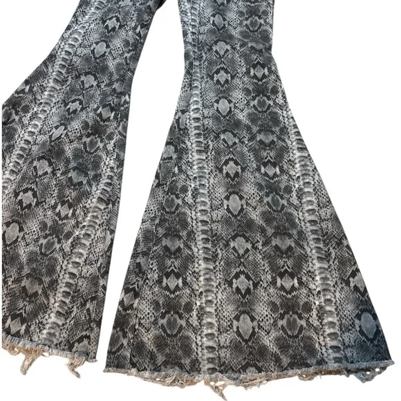 We The Free Just Float On High Rise Flare Jeans Snake Print Sz 28 Like New - Picture 9 of 10